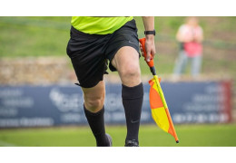 Quels sont les avantages des drapeaux électroniques pour les arbitres dans le sport ?